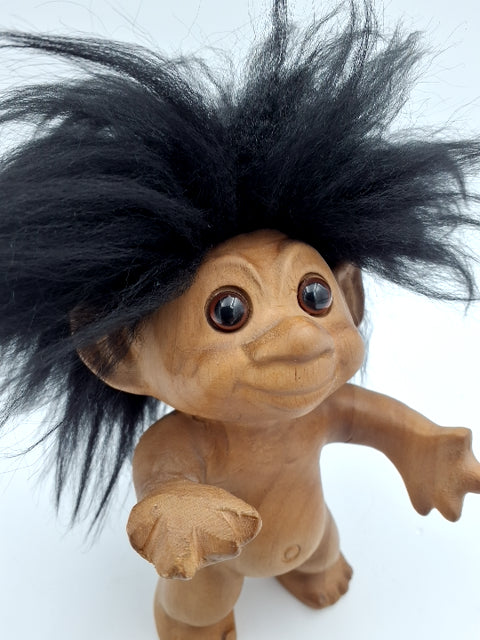 Dam Trold, by sommer, lykketrold i træ